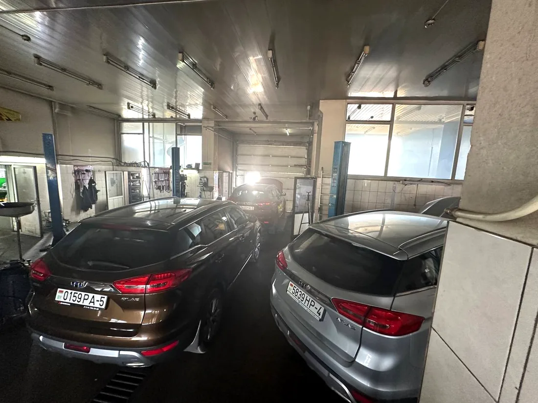 Цех Geely-Service в Минске: автомобили на постах