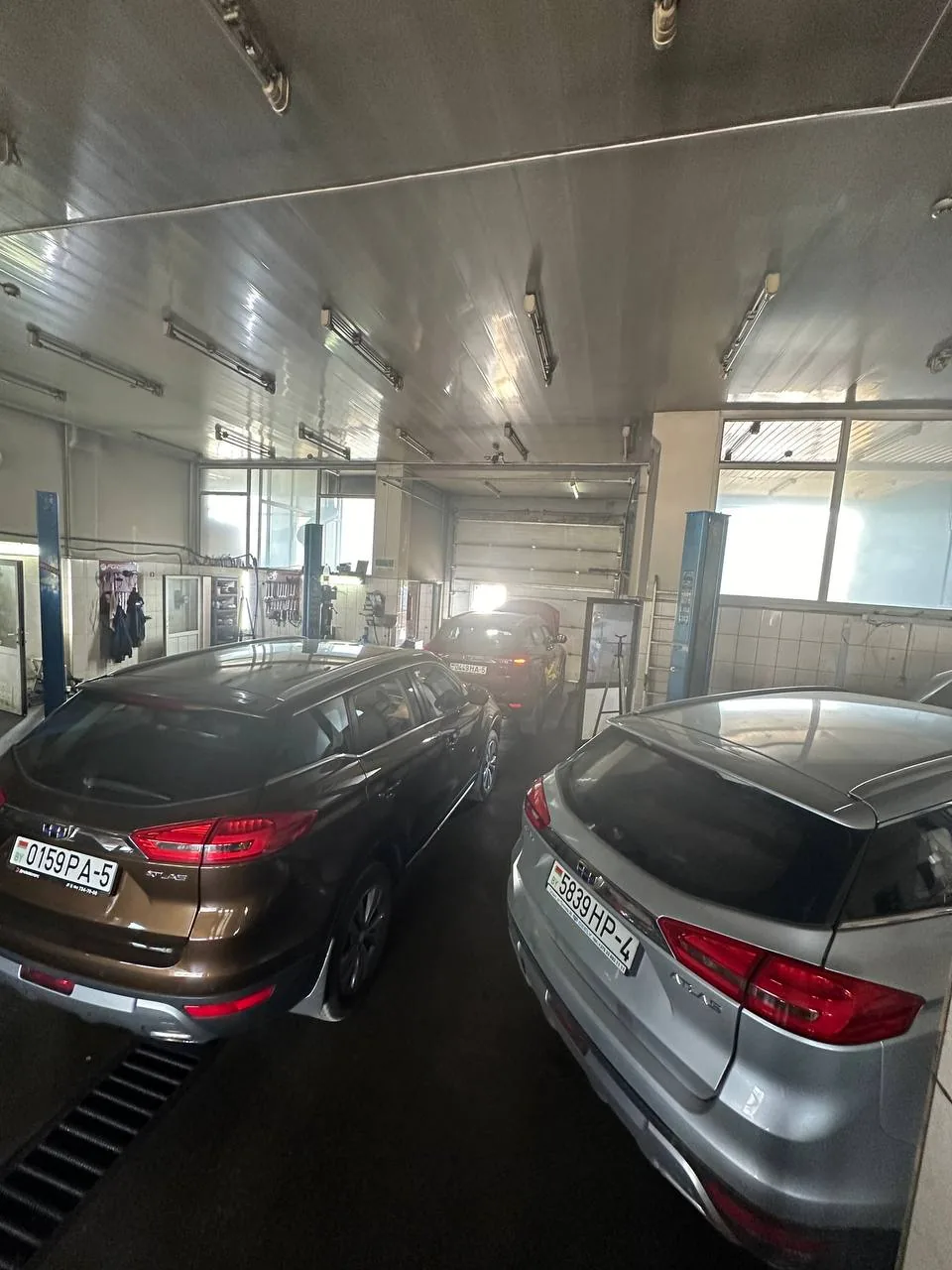 Цех Geely-Service на улице Карвата в Минске: автомобили Geely на постах
