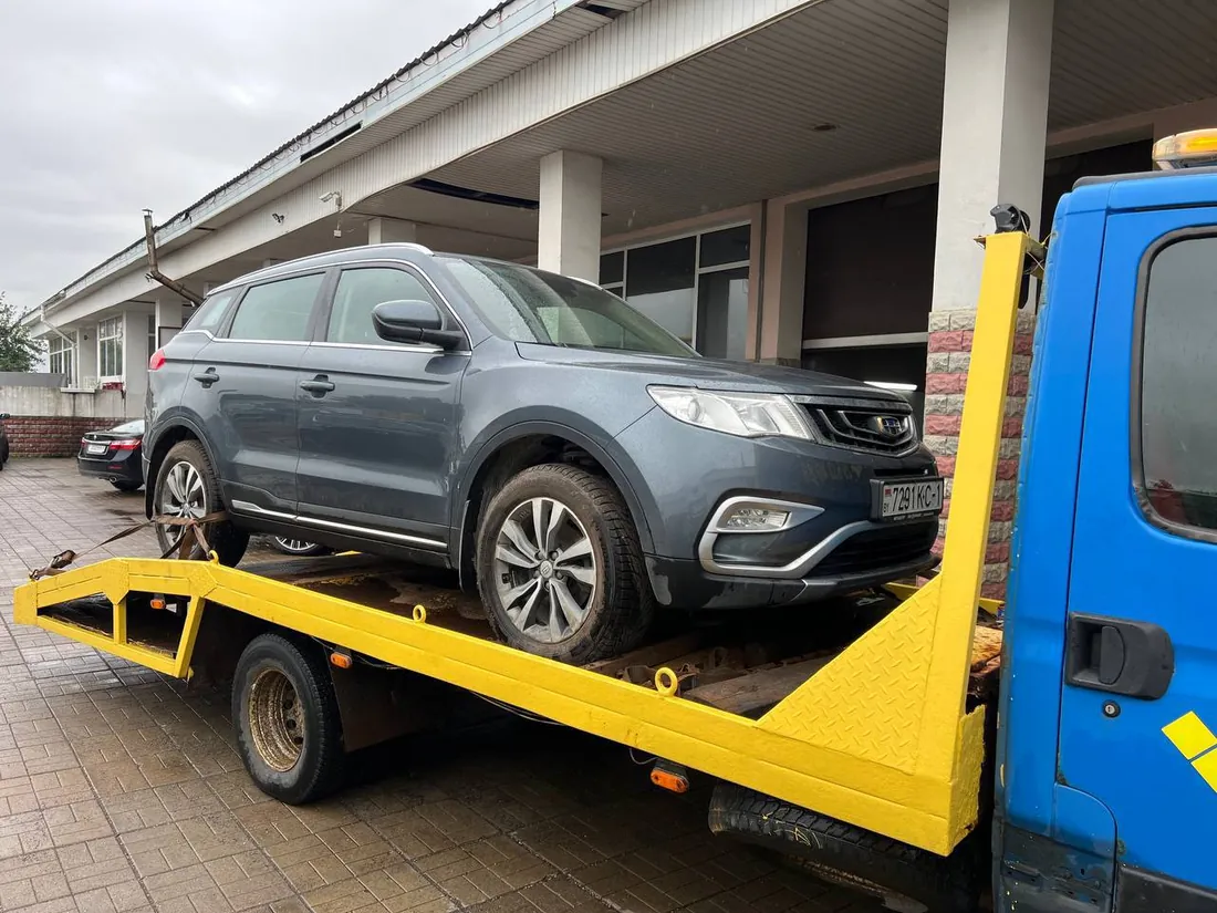 Погрузка Geely на эвакуатор для доставки в сервис в Минске