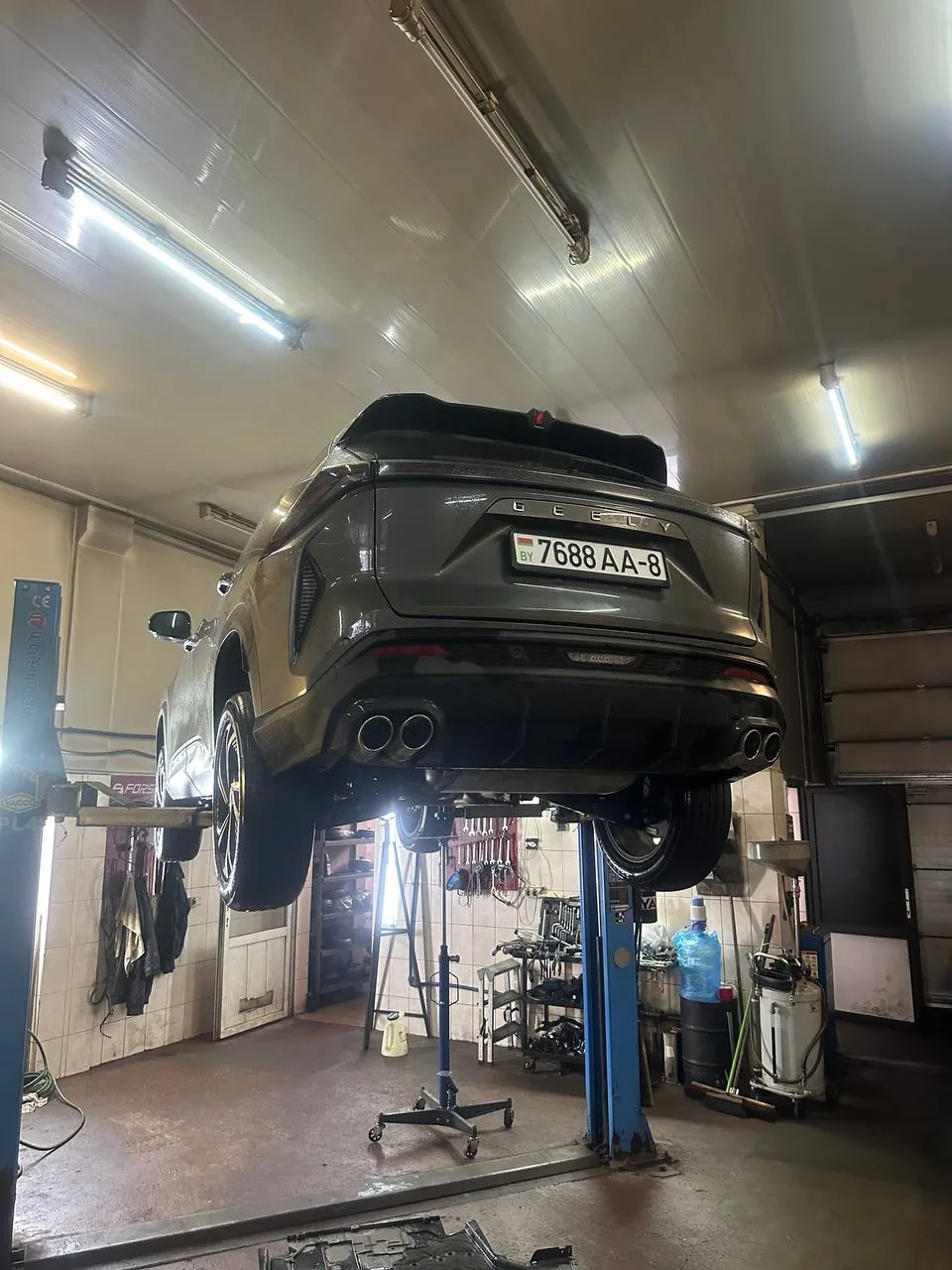 Автомобиль Geely на подъёмнике в цехе Geely-Service на улице Карвата