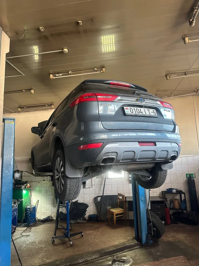 Автомобиль Geely на подъёмнике в цехе сервиса на улице Карвата, вид сзади