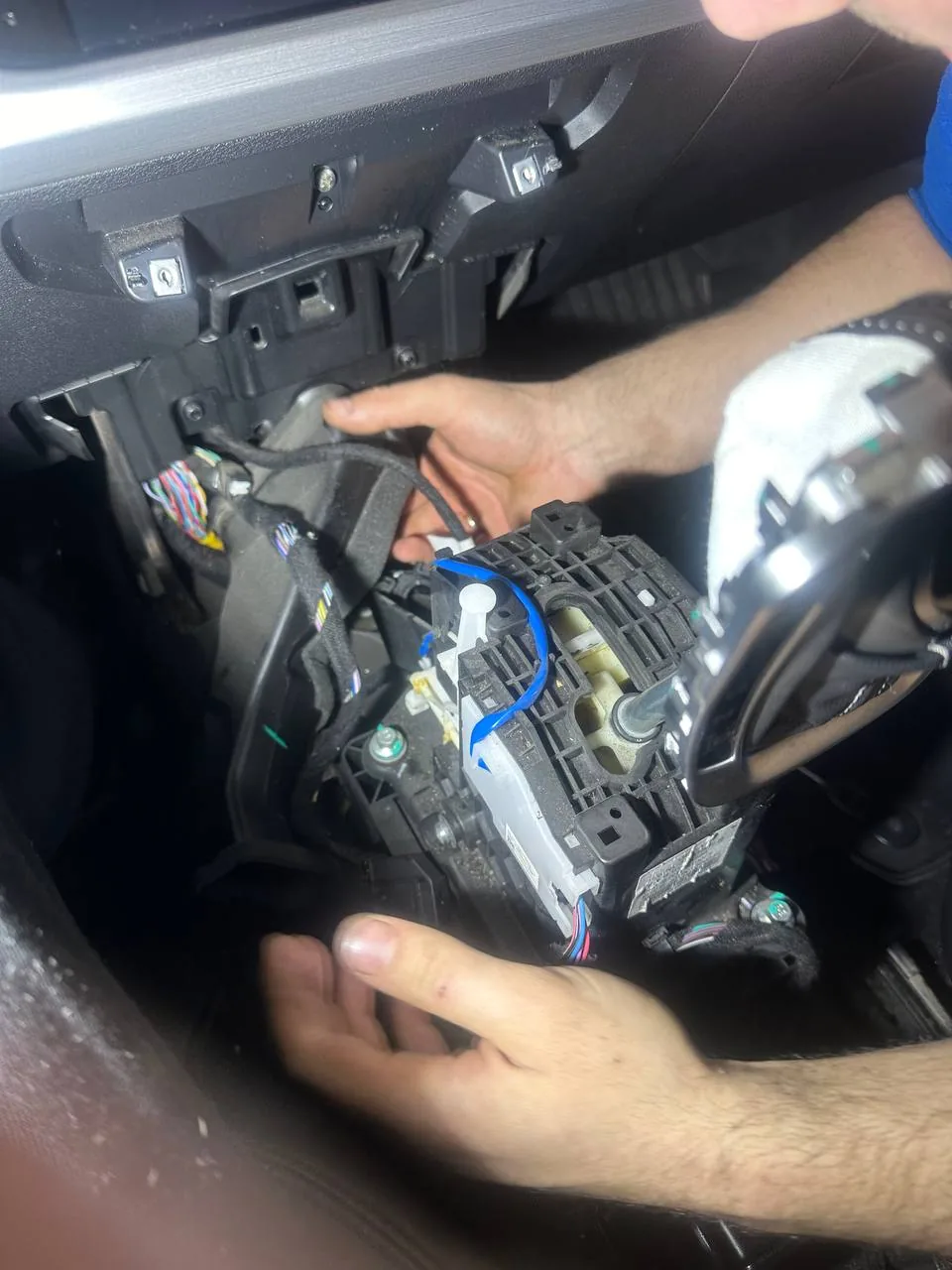 Селектор автоматической коробки передач в салоне Geely